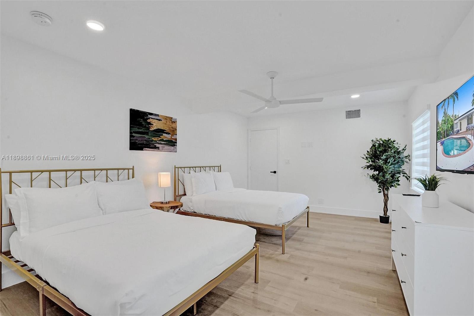 HOLLYWOOD LAKES SECTION - Residential