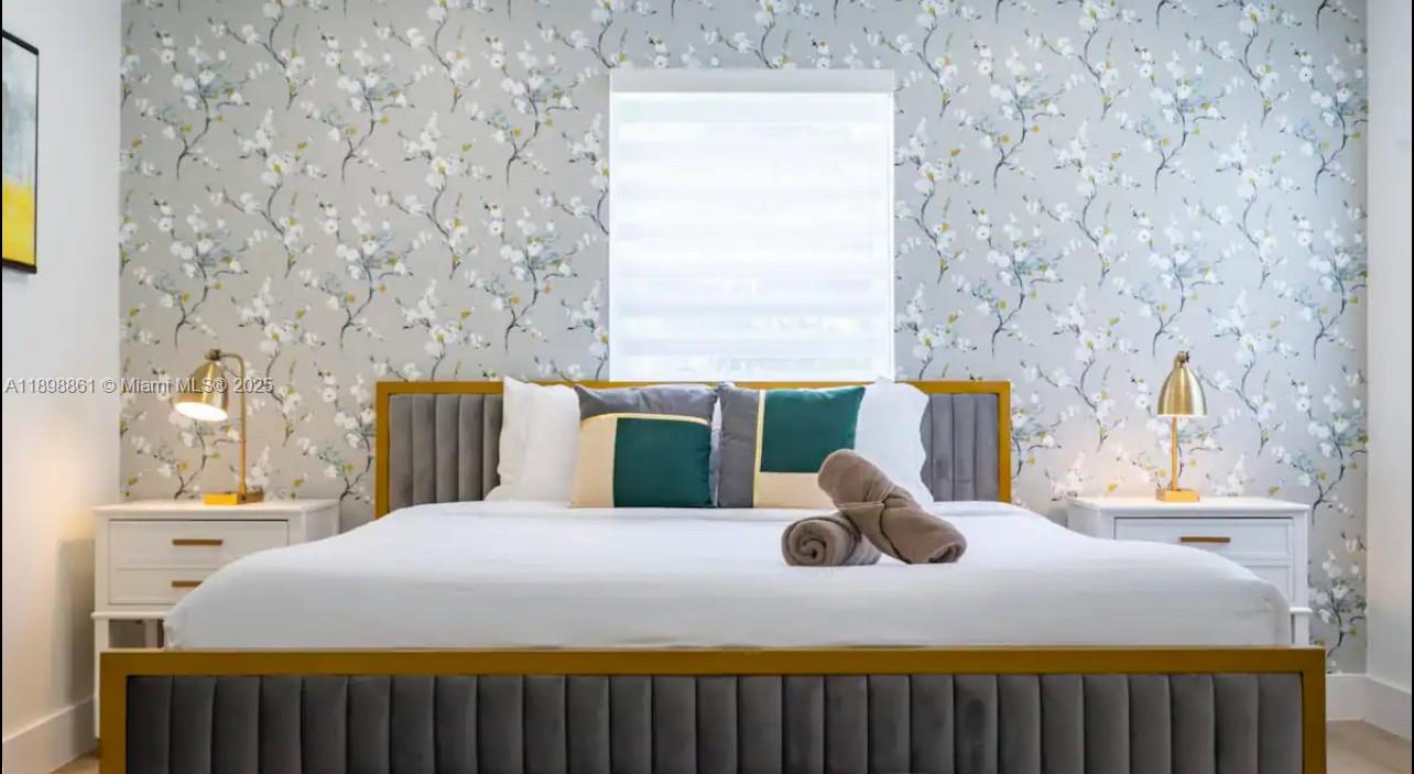 HOLLYWOOD LAKES SECTION - Residential