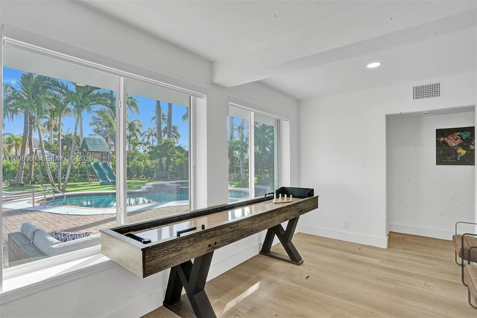 HOLLYWOOD LAKES SECTION - Residential