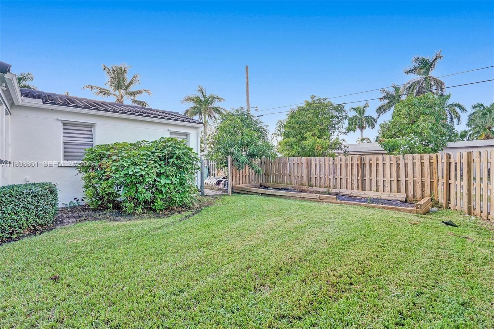 HOLLYWOOD LAKES SECTION - Residential