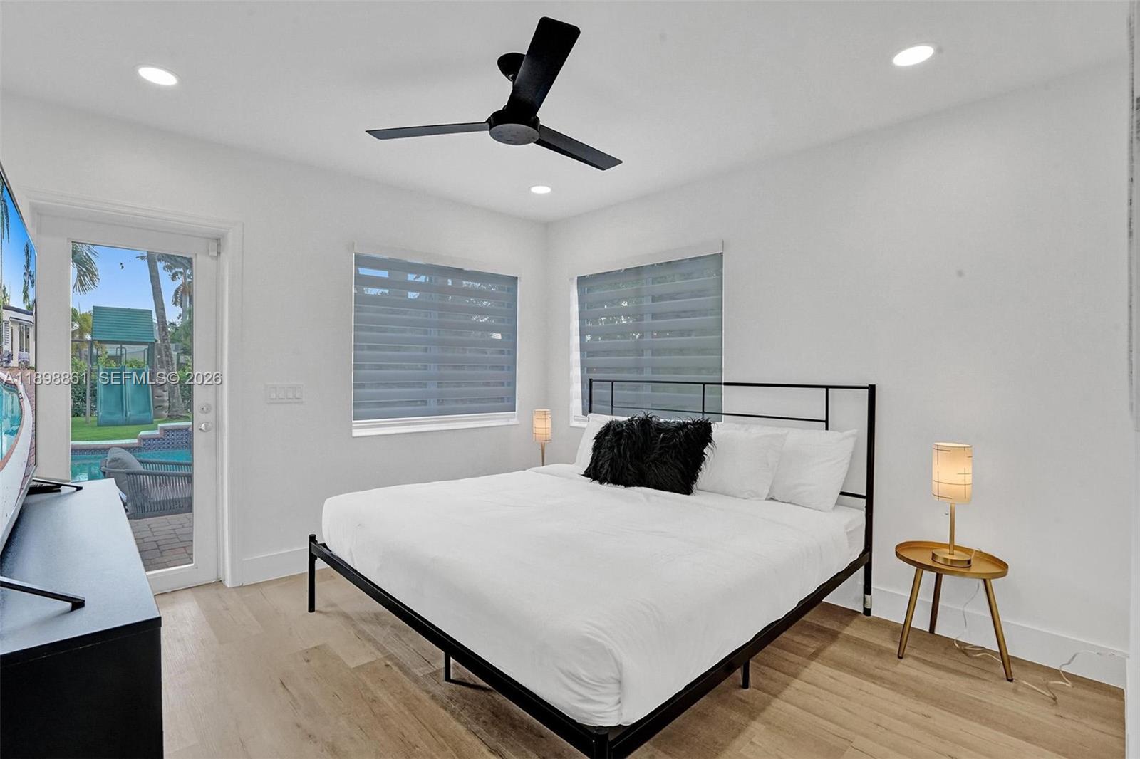 HOLLYWOOD LAKES SECTION - Residential