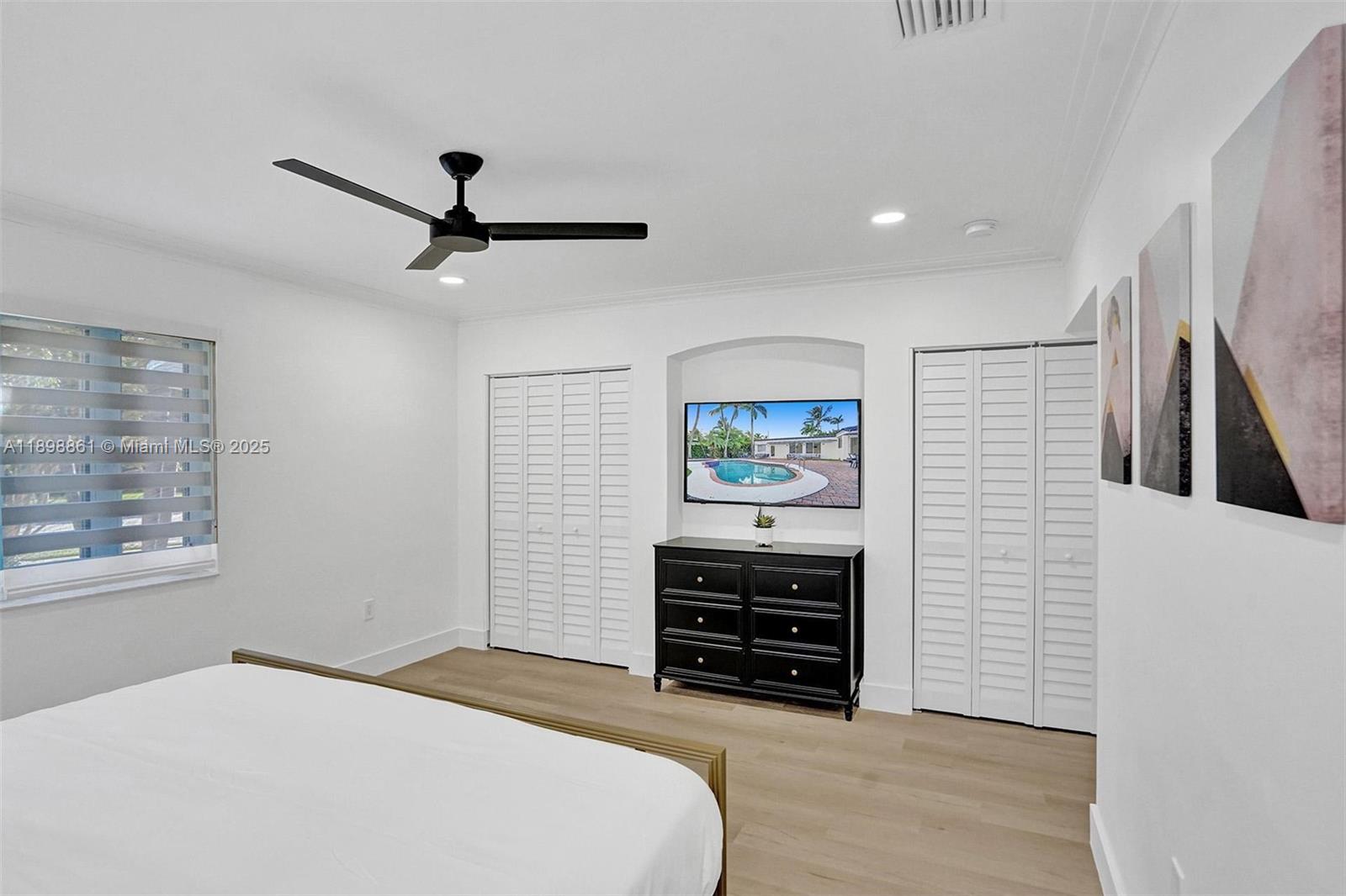 HOLLYWOOD LAKES SECTION - Residential