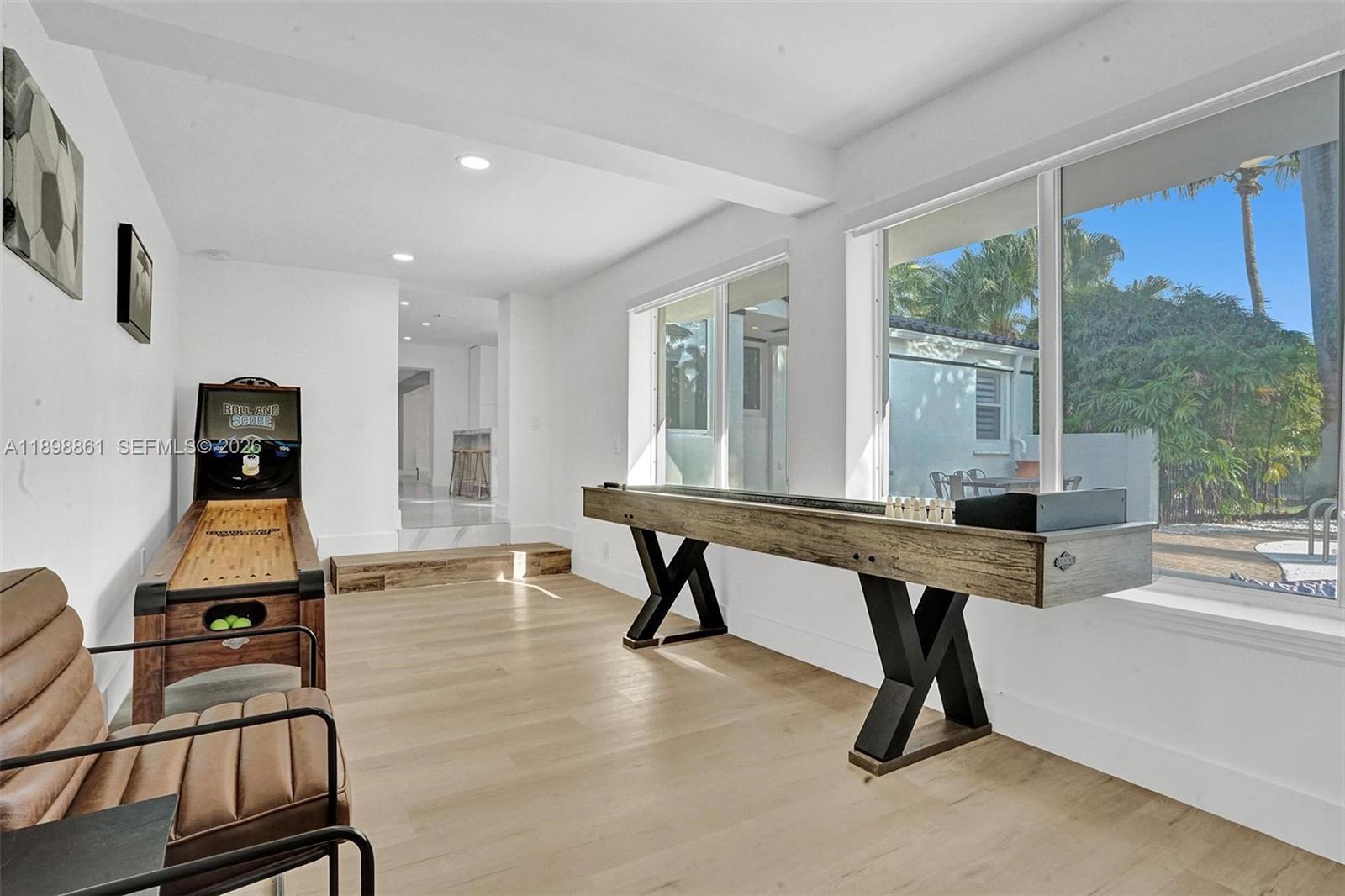 HOLLYWOOD LAKES SECTION - Residential