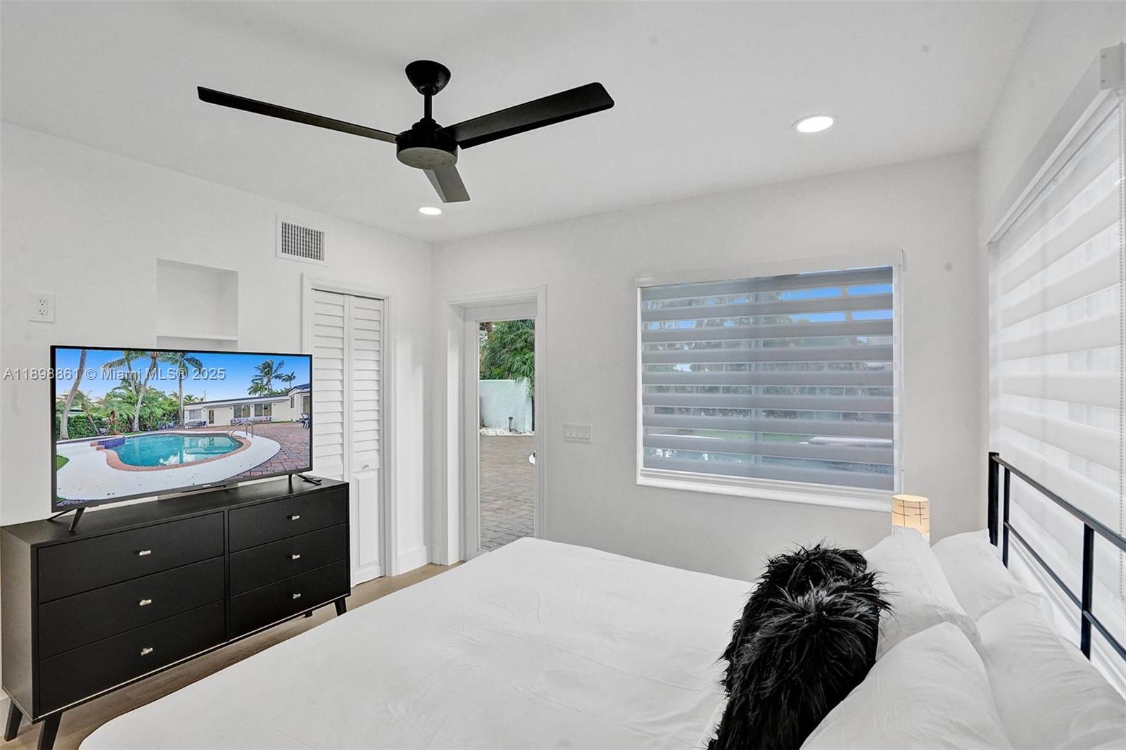 HOLLYWOOD LAKES SECTION - Residential