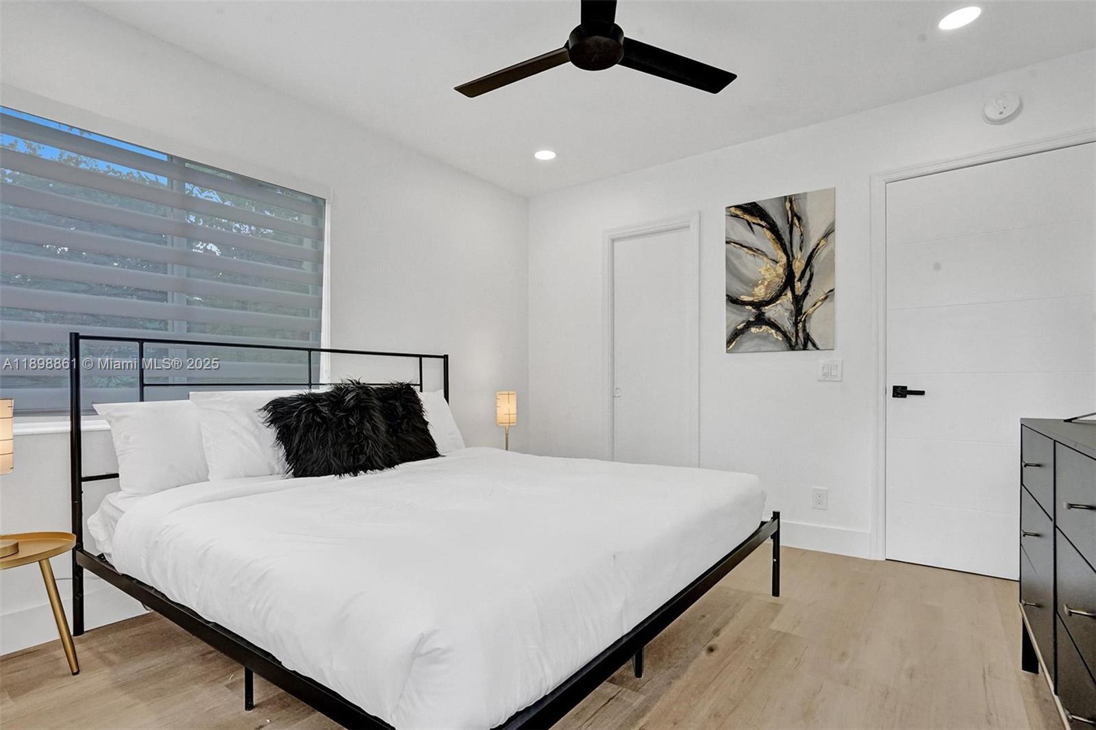 HOLLYWOOD LAKES SECTION - Residential