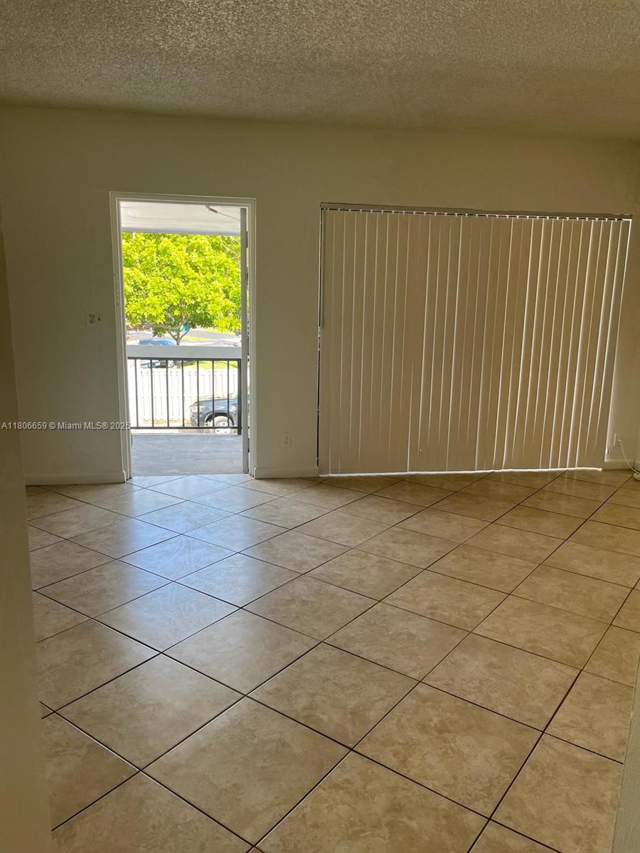 4017 N University Dr 210, Sunrise, Miami-Dade County, Florida - 1 Bathrooms - 