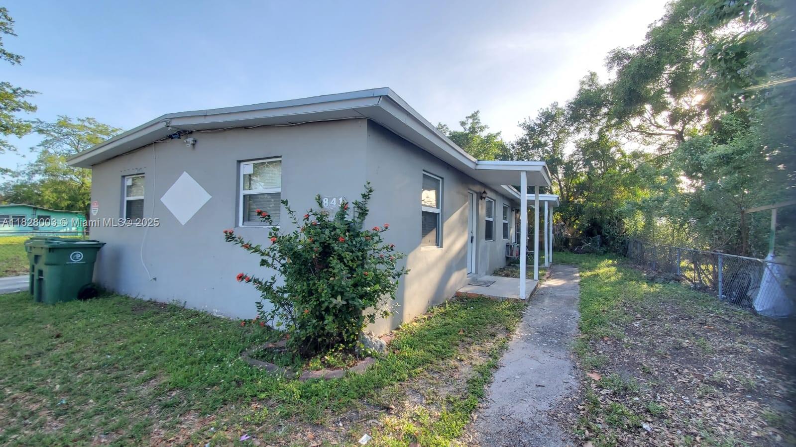 BEAUTIFUL 2/1 UNIT LOCATED IN A DUPLEX WITH A SEPARATE ENTRANCE. THE UNIT HAS NEW TILE
THROUGHOUT, AMPLE KITCHEN WITH SS APPLIANCES, IT HAS BEEN RECENTLY PAINTED. NEW LIGHT FIXTURES,
NICE SIZED BEDROOMS, PLENTY OF LIGHT FROM EVERY WINDOW. 2 PARKING SPACES. WATER IS INCLUDED IN
THE RENT. NEW APPLIANCES WILL BE INSTALLED BEFORE MOVING IN. EXCELLENT LOCATION! 2 BLOCKS TO SUNRISE BLVD, FEW MINUTES TO THE BEACH AND FORT LAUDERDALE AIRPORT. MUST SEE TO APPRECIATE !