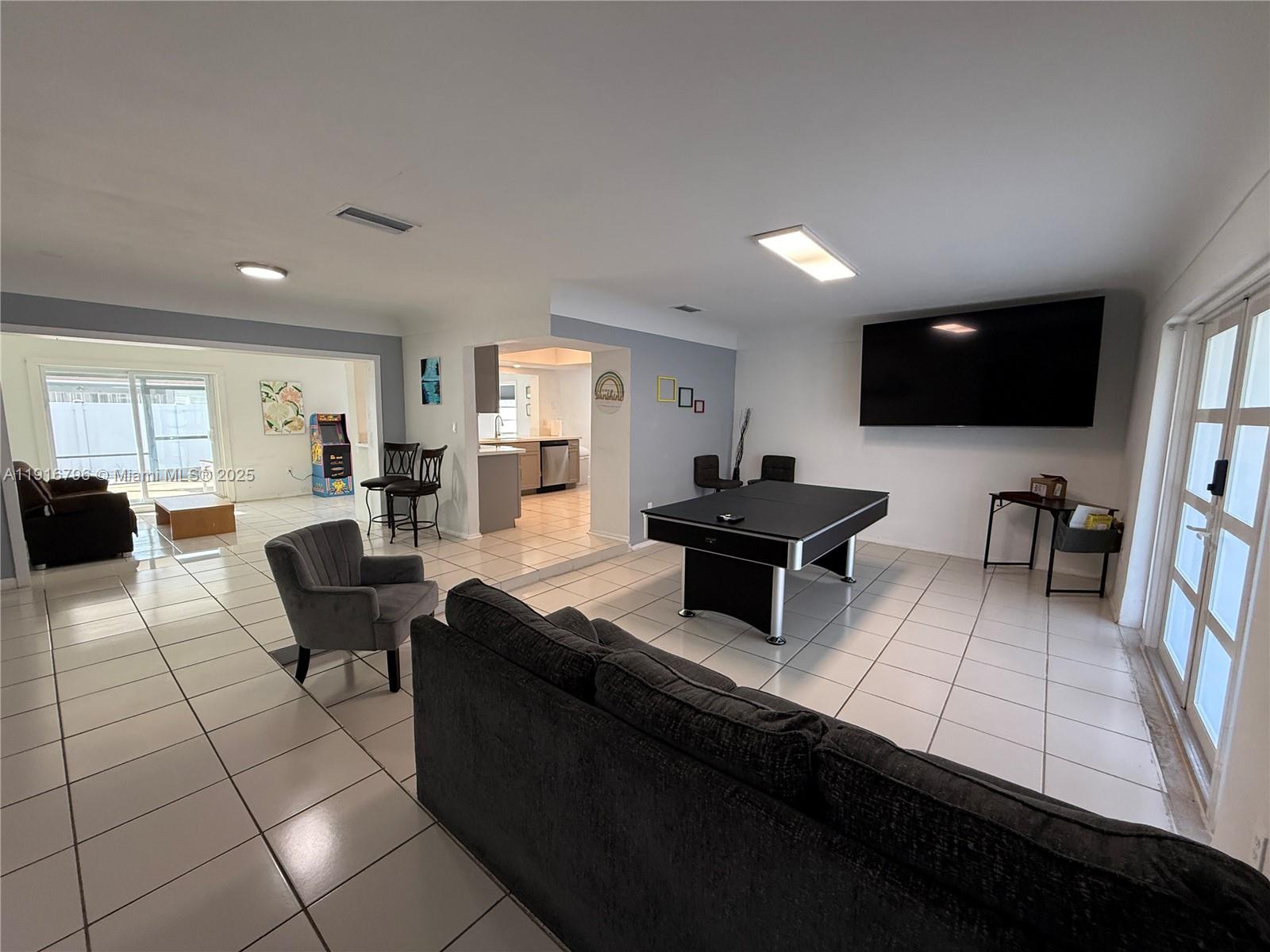 KNOLLS 2 SEC - Residential Lease