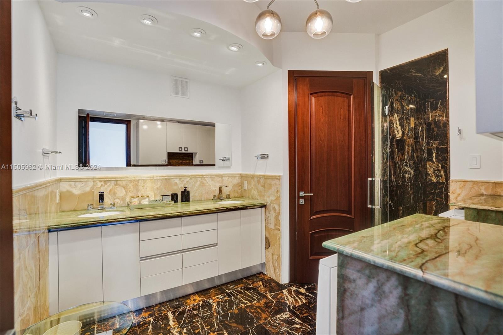 TRUMP ROYALE CONDO - Residential