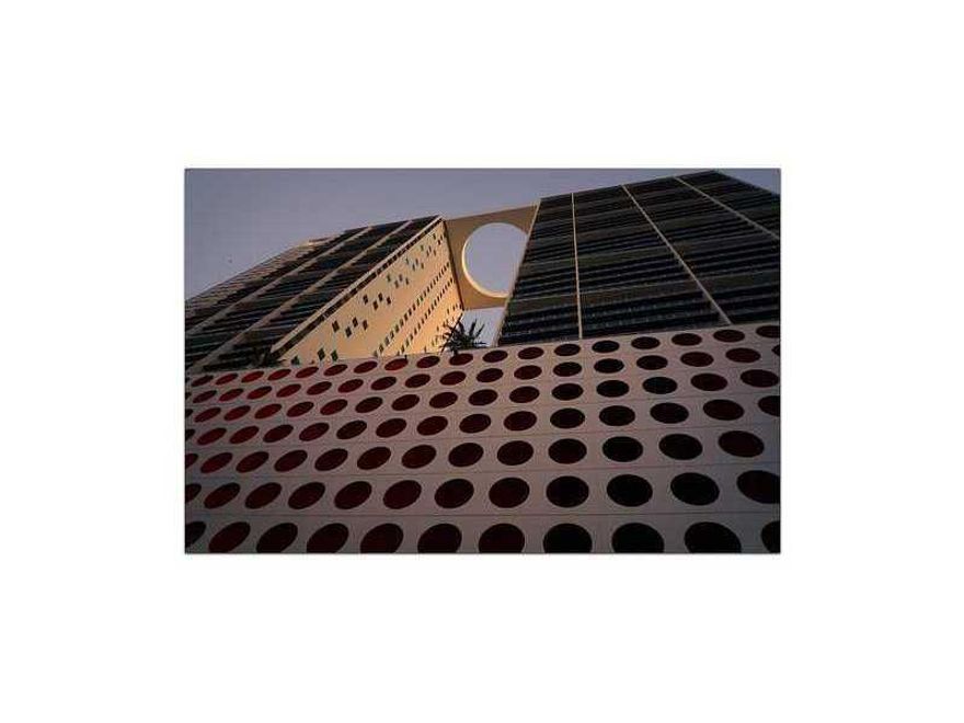 BEAUTIFUL CONDO IN THE HEART OF BRICKELL ONE OF THE BEST LINES OF THE EAST TOWER WITH AMAZING VIEWS FROM 34 FLOOR.  MINUTES AWAY FROM THE NEW PERFORMANCE ART CENTER, BAYSIDE SHOPPING MARKET AND THE AMERICAN AIRLINES ARENA.CARPETS JUST CLEANED!