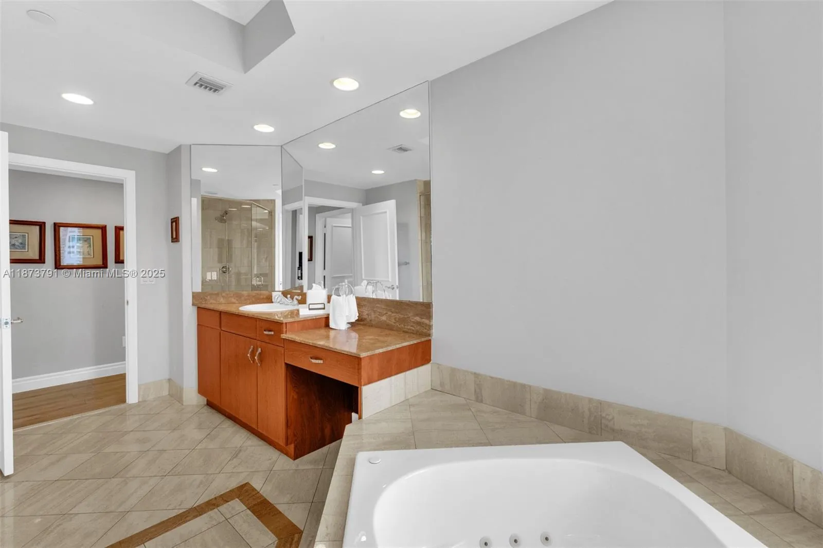 Aventura, Florida 33180, United States, 3 Bedrooms Bedrooms, ,4 BathroomsBathrooms,Residential,Active,205961