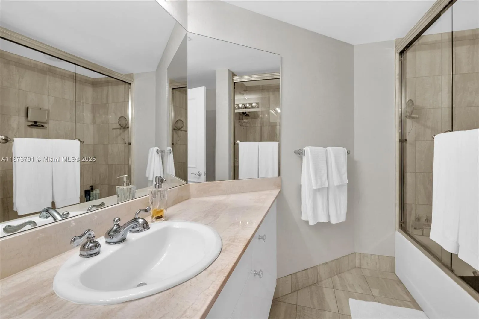 Aventura, Florida 33180, United States, 3 Bedrooms Bedrooms, ,4 BathroomsBathrooms,Residential,Active,205961