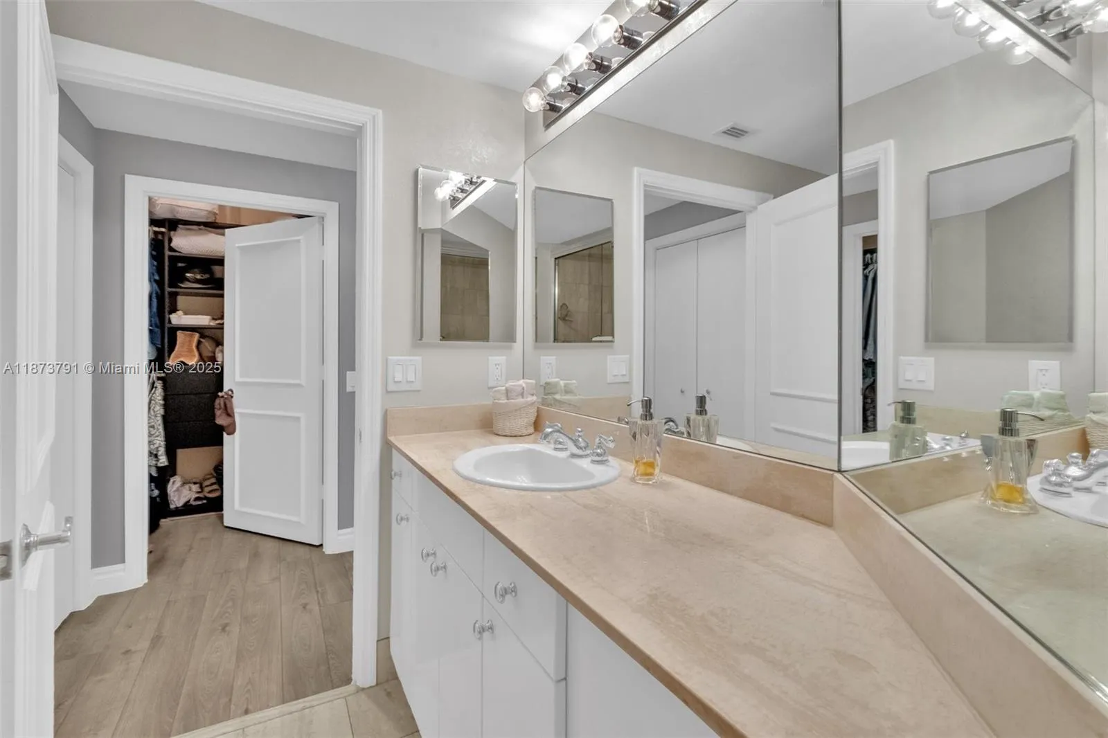 Aventura, Florida 33180, United States, 3 Bedrooms Bedrooms, ,4 BathroomsBathrooms,Residential,Active,205961