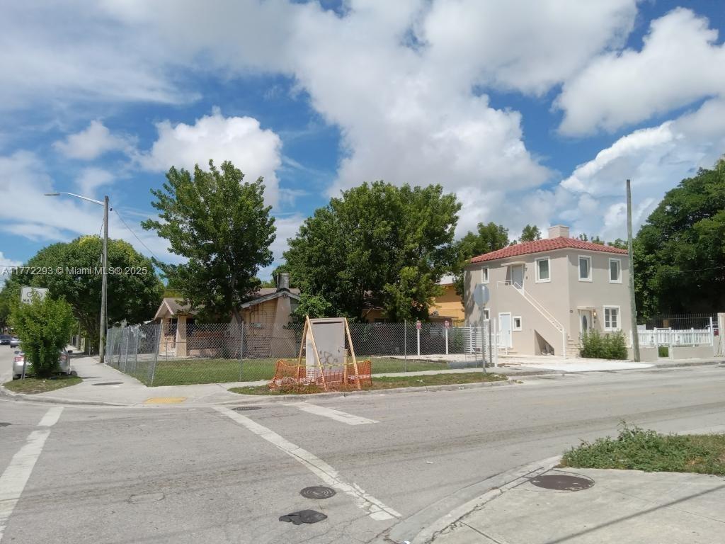 Remodeled duplex with impact doors and windows. Very well situated, near expressways, Miami Beach, Airport, Downtown, Brickell and has space to build another duplex.