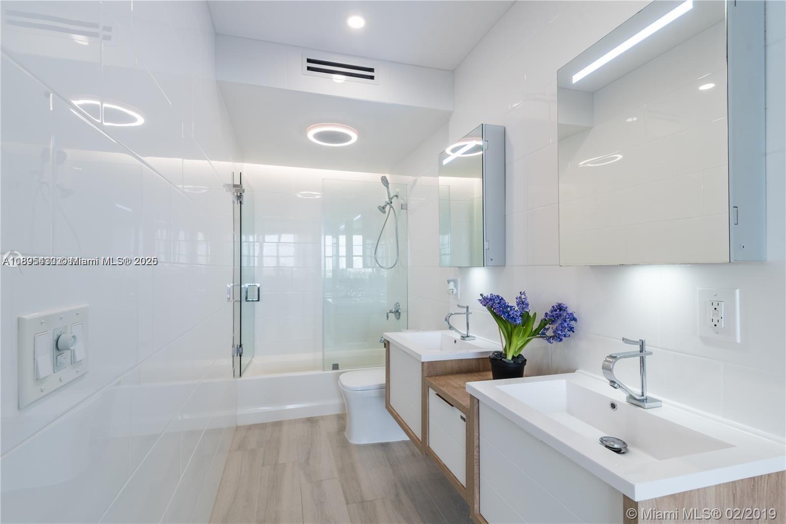 3 ISLAND CONDO - Residential