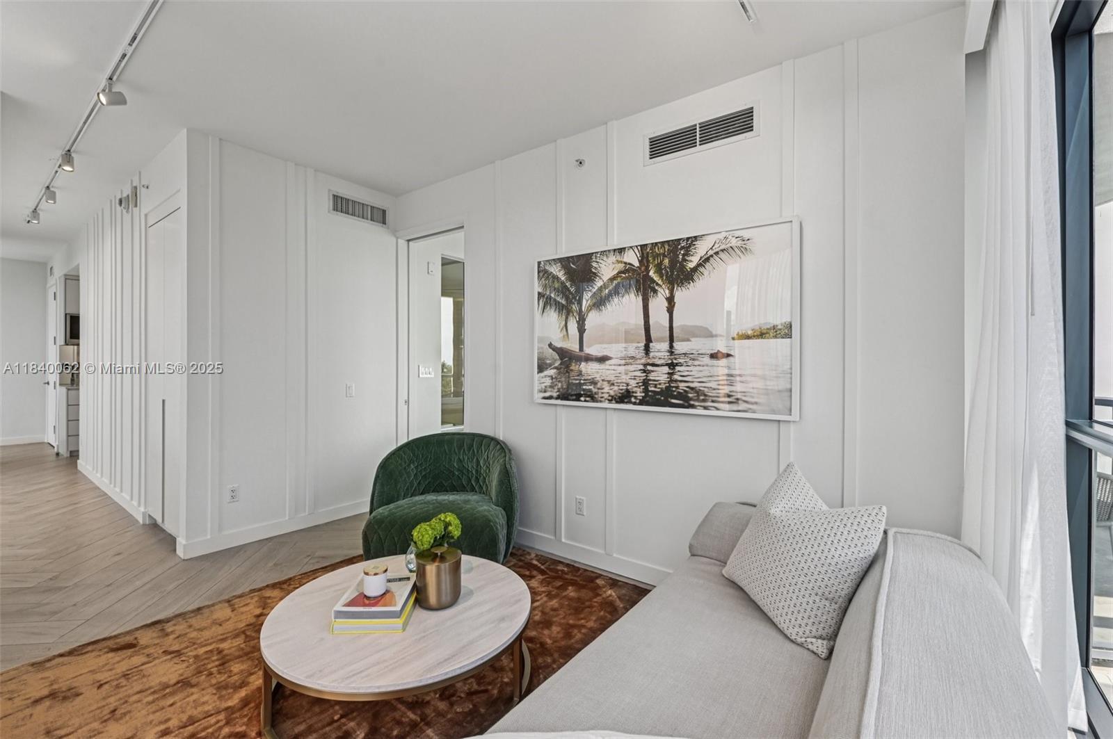 2201 Collins Ave 401, Miami Beach, FL, 33139/$1,650,000 3 2201 Collins Ave 401
