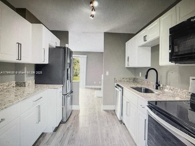 3/2 Beautiful and spacious corner condo- townhouse ,new floors , dining area with a new chandelier, spacious kitchen! The kitchen features stainless steel appliances, new cabinets , and a fine bar area, spacious living room with beautiful fireplace, sliding glass door to the patio, fully renovated half bath with a new vanity! 2 floor is the fully renovated full bath, new vanity! master bedroom with two spacious closets, long balcony, renovated bathroom Huntington on the Green community features a pool and is minutes from the I-Drive Outlets and Millenia mall,