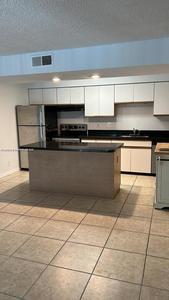 1bed/1bath washer/dryer inside, fully equipped kitchen. rent includes water. screened balcony, community pool and gym. first, last and security deposit. quick approval!
Rented until September 1st.