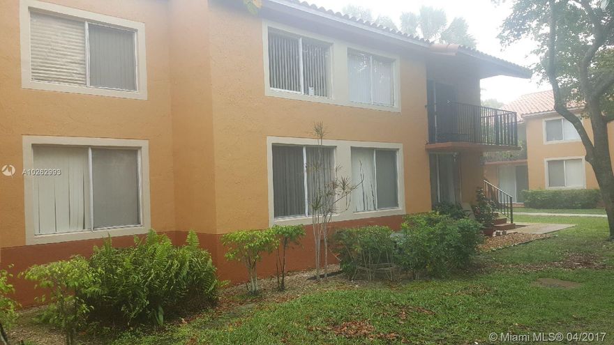 Beautiful 3/2 condo right in front of the pool. Located near shopping centers and great schools. 
A must see!