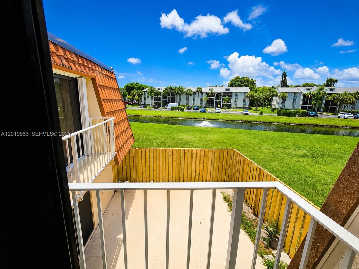 WATERSIDE LUXURY TOWNHOME - Residential