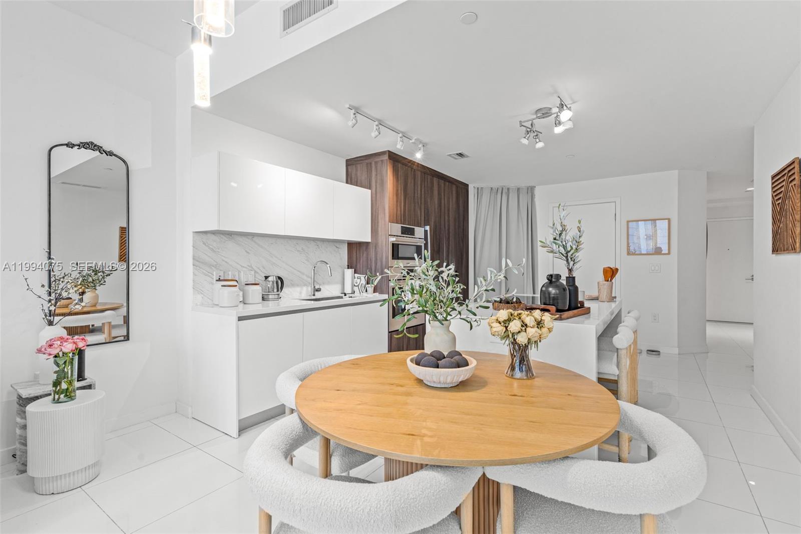 PARAMOUNT MIAMI WORLDCENT - Residential Lease