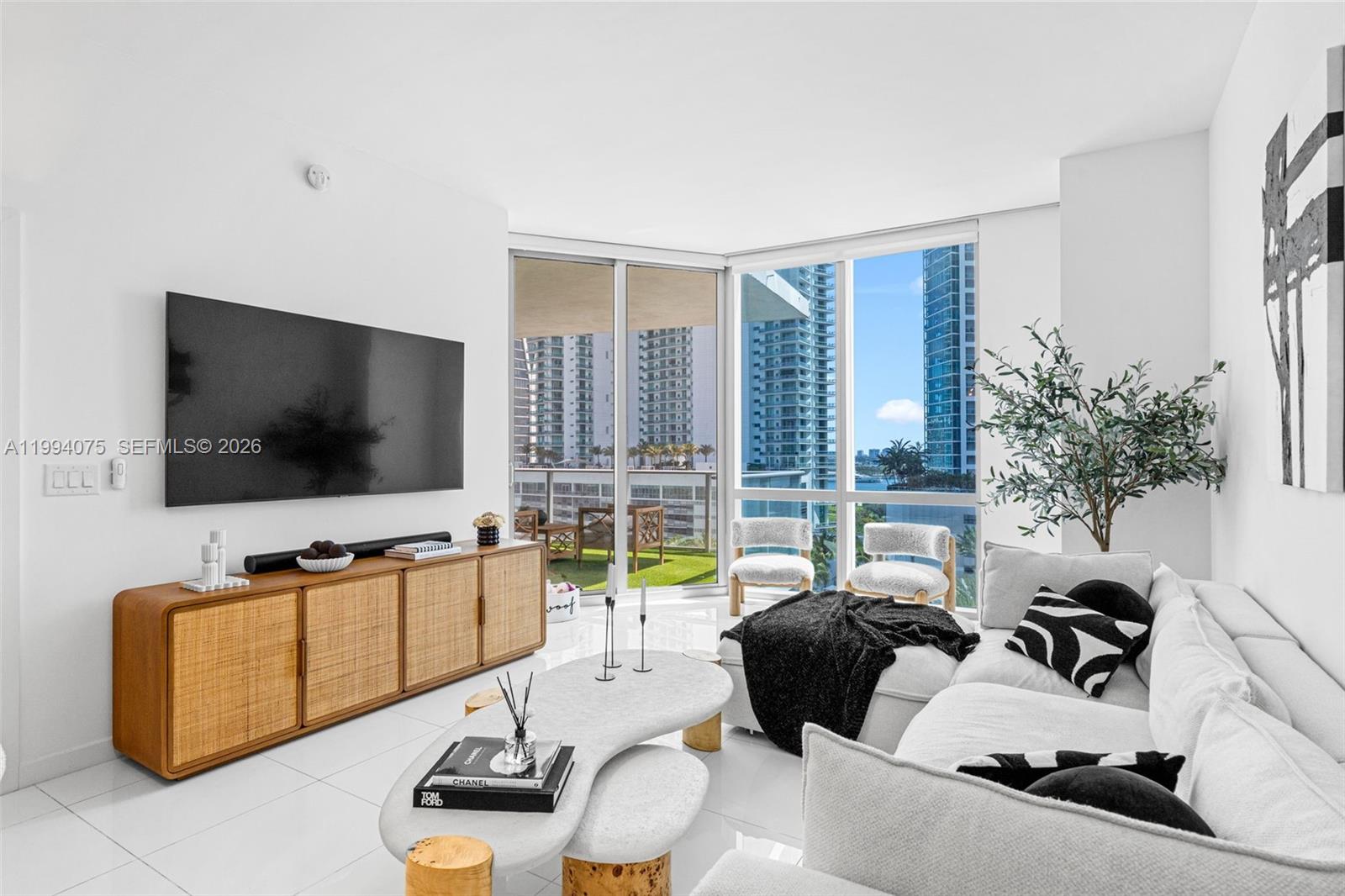 PARAMOUNT MIAMI WORLDCENT - Residential Lease