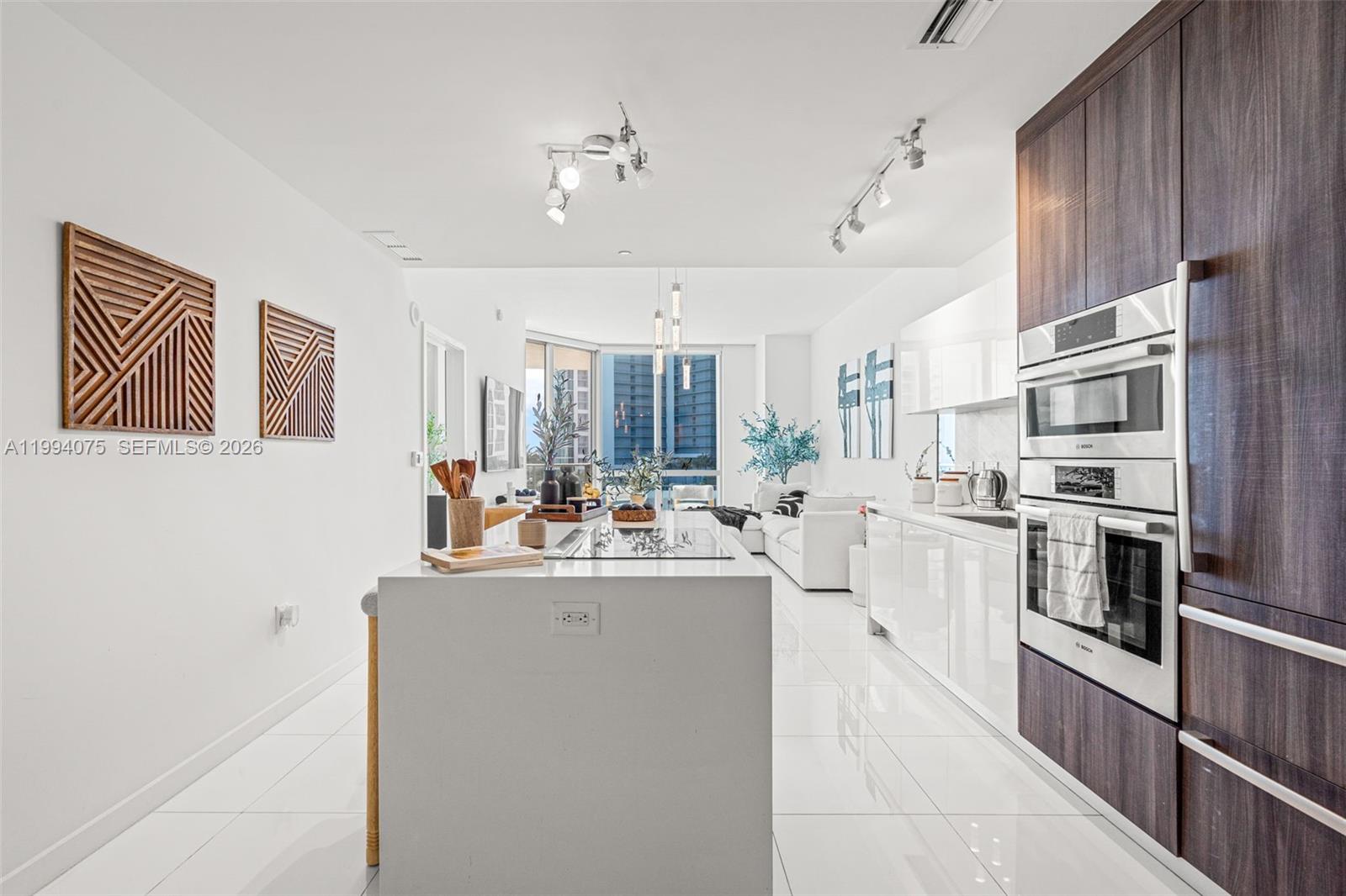 PARAMOUNT MIAMI WORLDCENT - Residential Lease