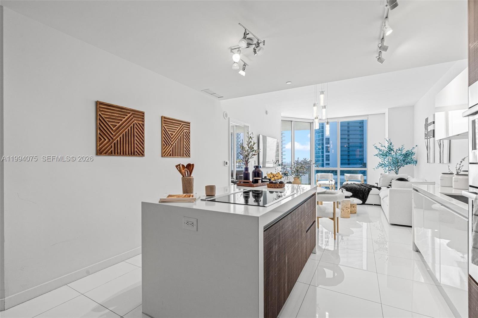 PARAMOUNT MIAMI WORLDCENT - Residential Lease