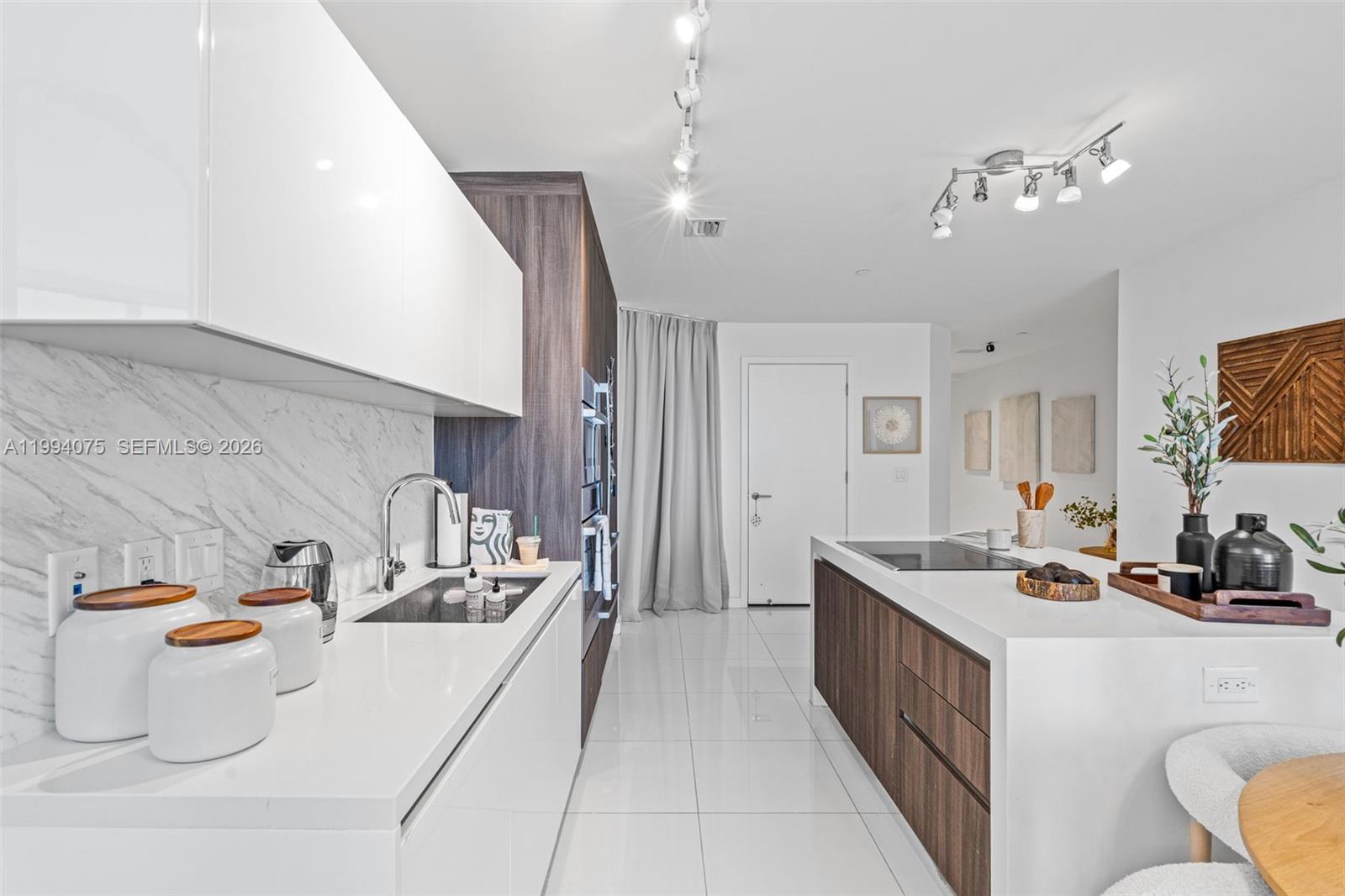 PARAMOUNT MIAMI WORLDCENT - Residential Lease