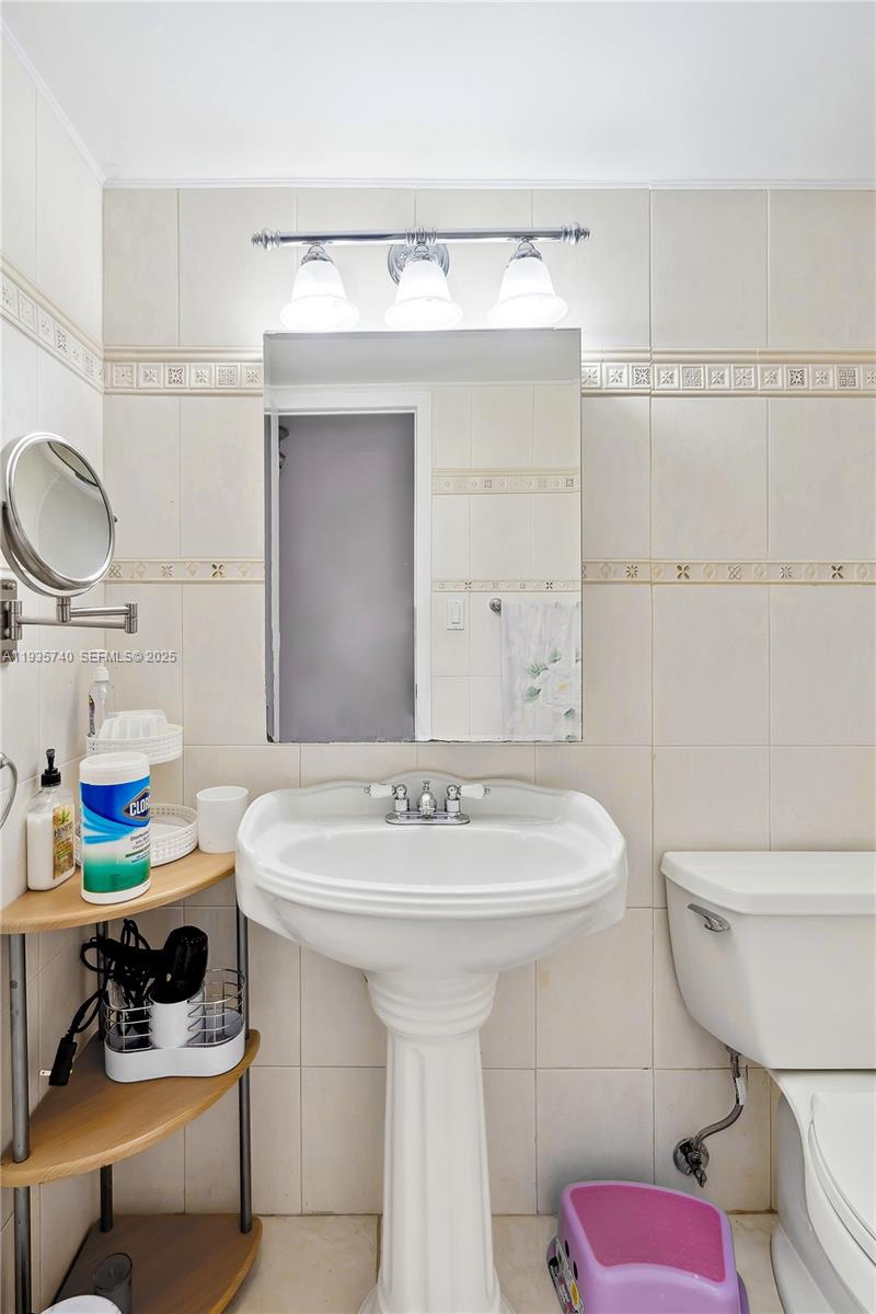 TRAFALGAR TOWERS CONDOMIN - Residential