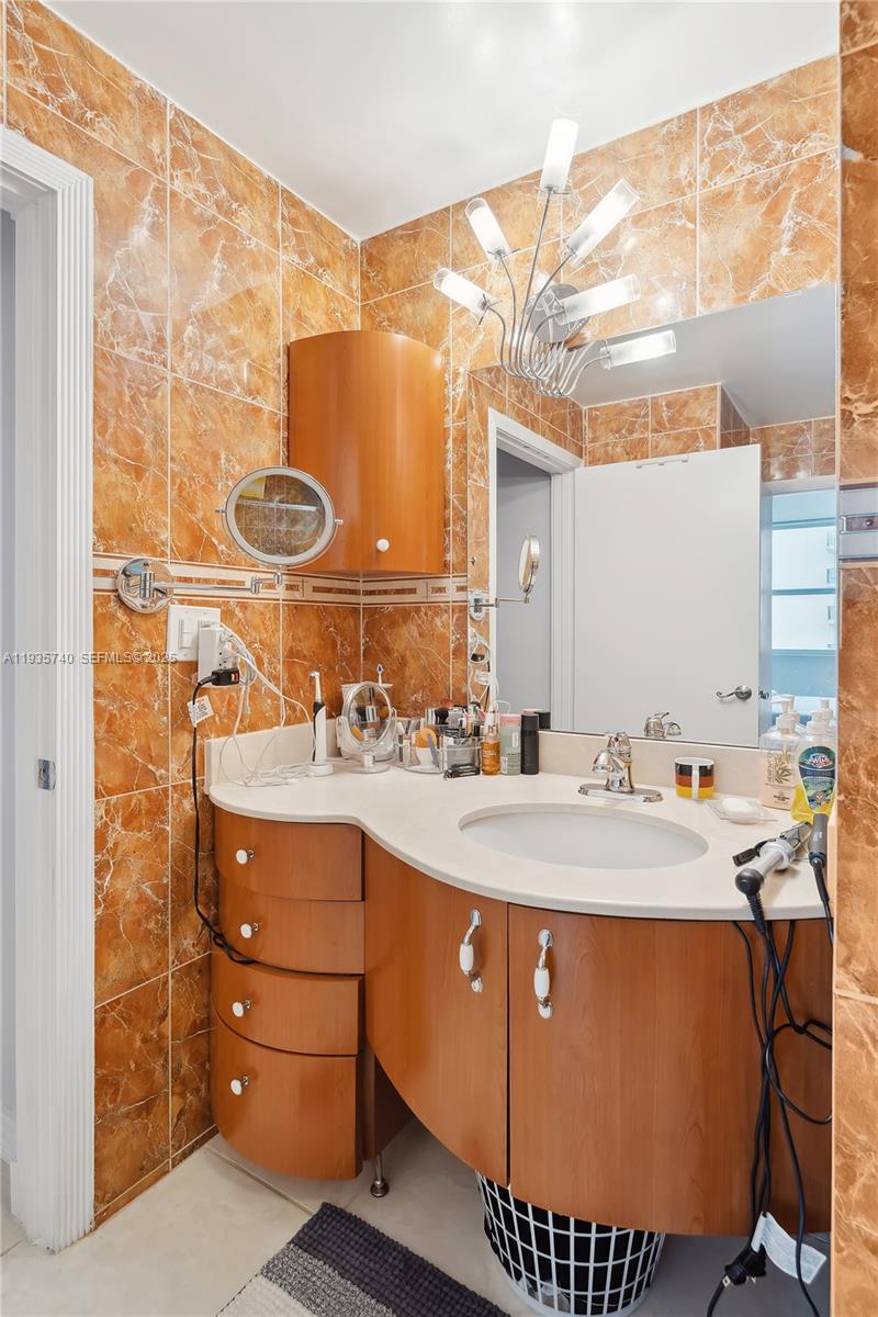 TRAFALGAR TOWERS CONDOMIN - Residential