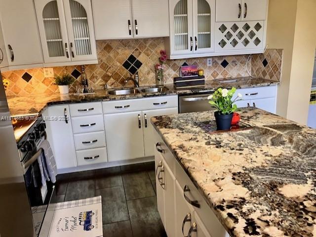 Very beautiful resort style home. Lots of light and air. Large (1,770 sq.ft.) split plan 3 bed/2.5 bath. Completely remodeled kitchen with brand new S/S appliances. New tiles in kitchen, living room and primary bedroom. Large, screened patio overlooking a tropical garden. Gated entrance. Assigned parking (B29 next to the entrance) +guest parking. Extra storage space on the same floor. Washer/dryer inside. Walk-in closets. Per HOA: 55+ community, 710 credit score, $45,000 income,20% escrow when financing, 6 months maintenance deposit refundable after 18 months, no rent 1st year. Maintenance includes heated pool, gym, ballroom, library, cable, internet, water, 24-hour security, outdoor grill, insurance, car wash. NO special assessment. 40-year certification completed.