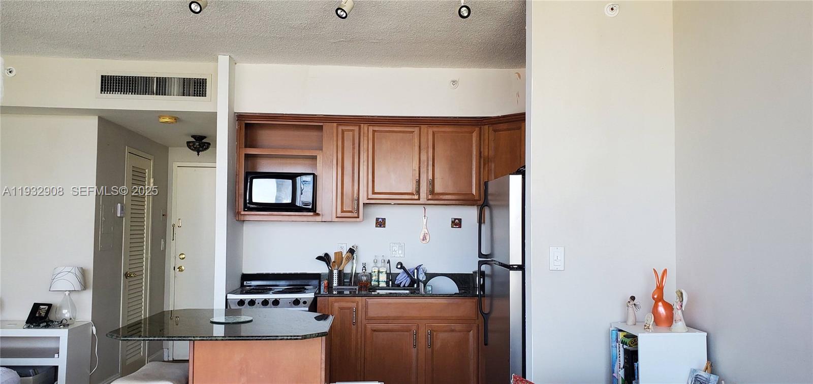 HOME TOWER CONDO - Residential Lease