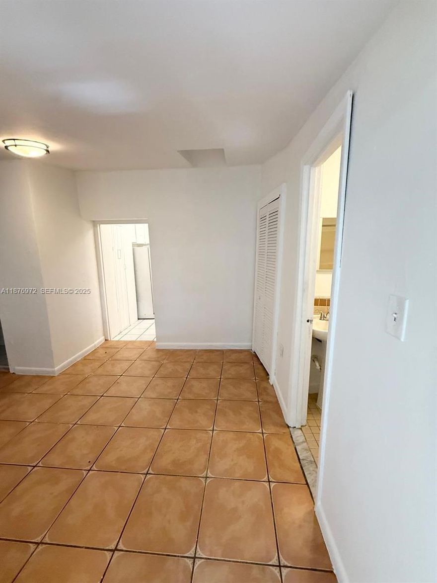 Large 1 bedroom
UTILITIES INCLUDED
Recently renovated 
Parking Available
Pet Friendly
Section 8 Friendly