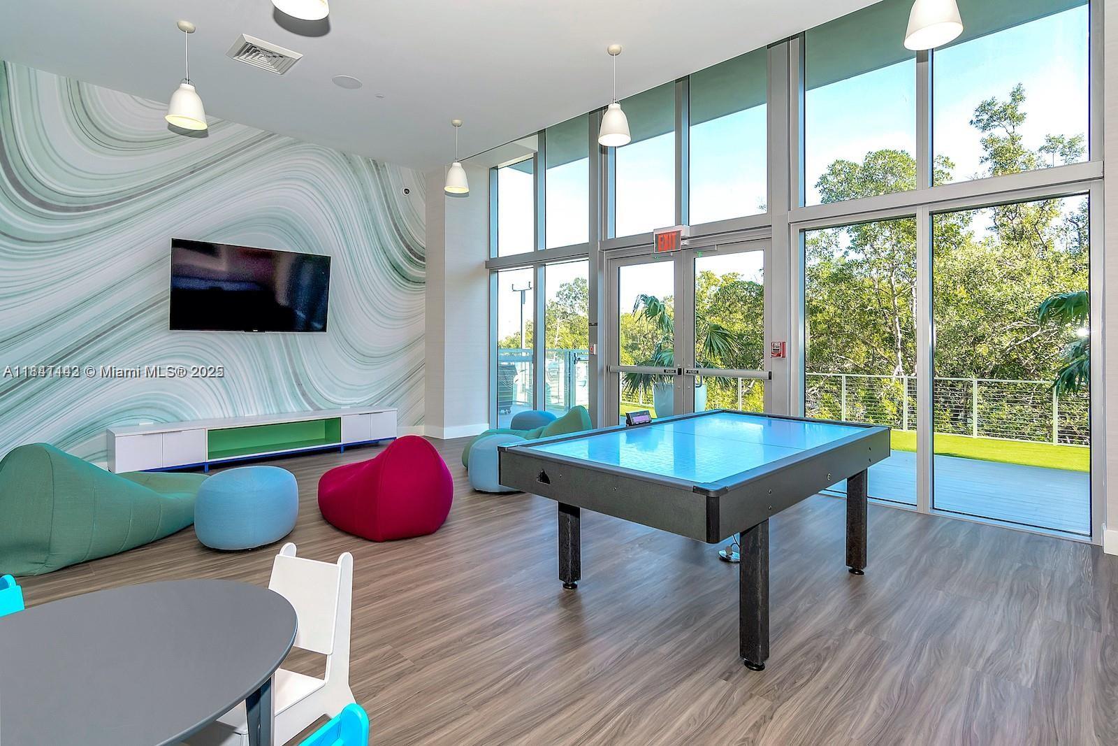 THE HARBOUR NORTH CONDO - Residential