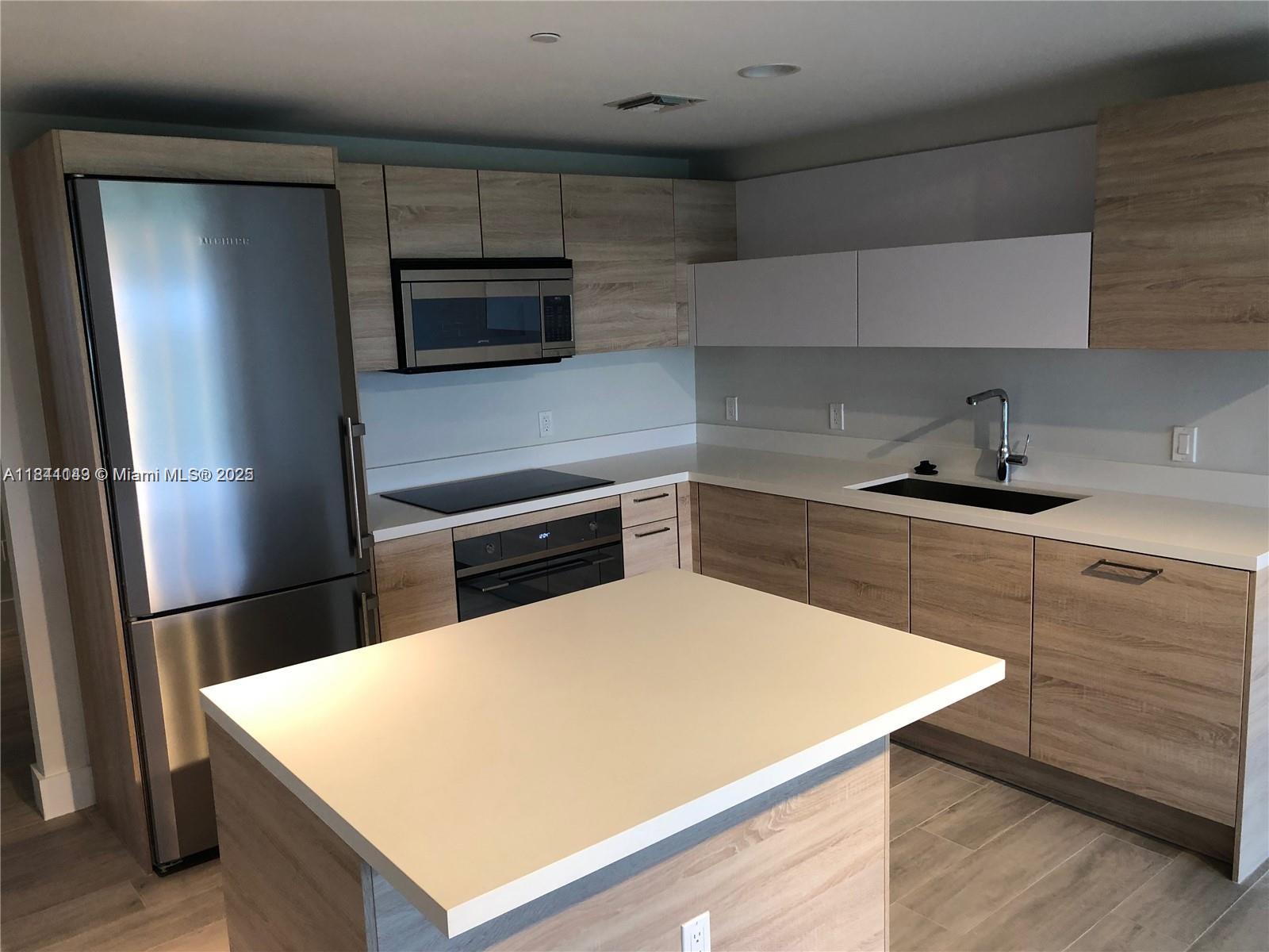 THE HARBOUR NORTH CONDO - Residential