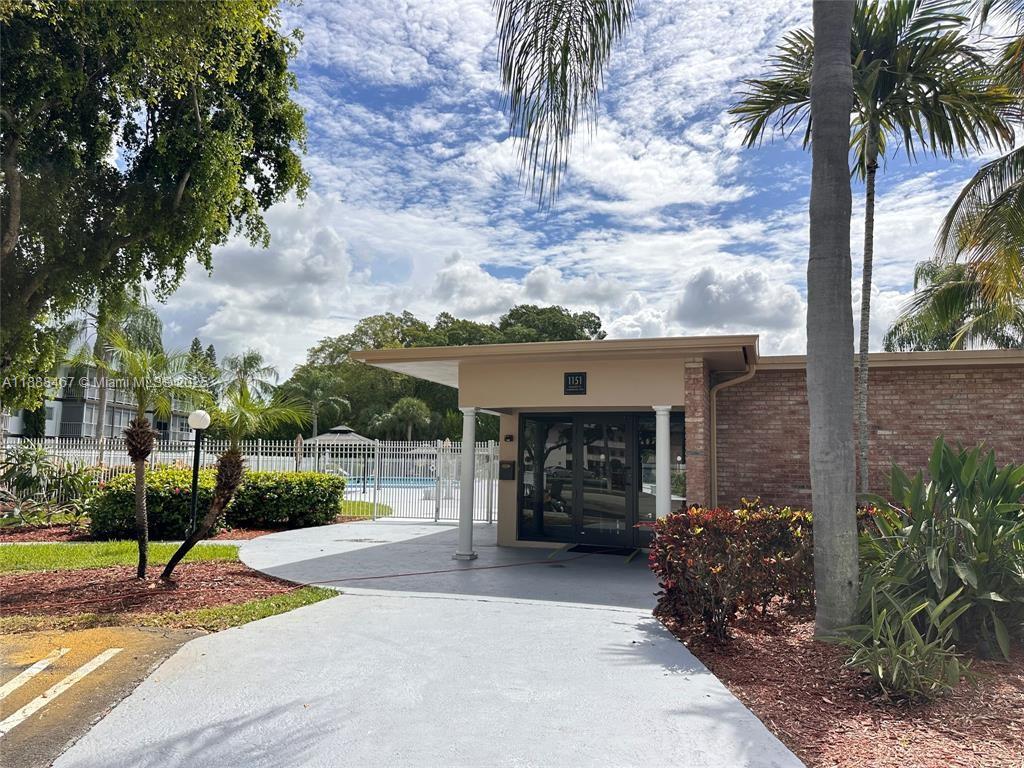 HILLCREST COUNTRY CLUB AP - Residential