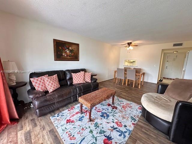 HILLCREST COUNTRY CLUB AP - Residential