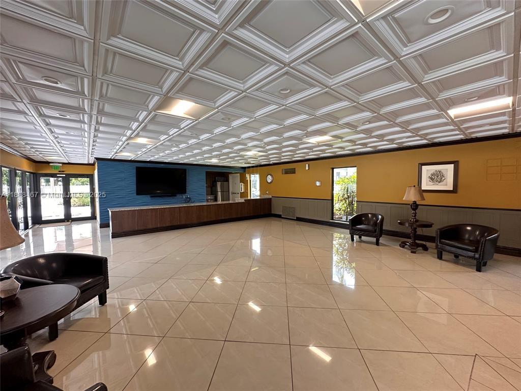 HILLCREST COUNTRY CLUB AP - Residential