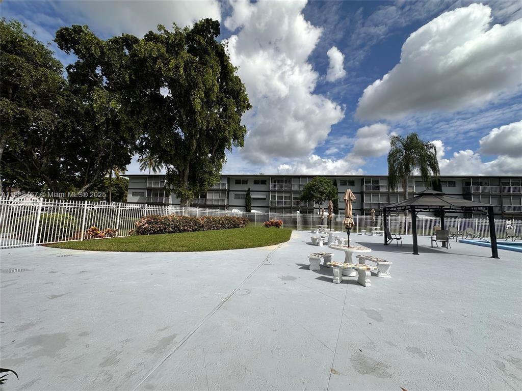 HILLCREST COUNTRY CLUB AP - Residential