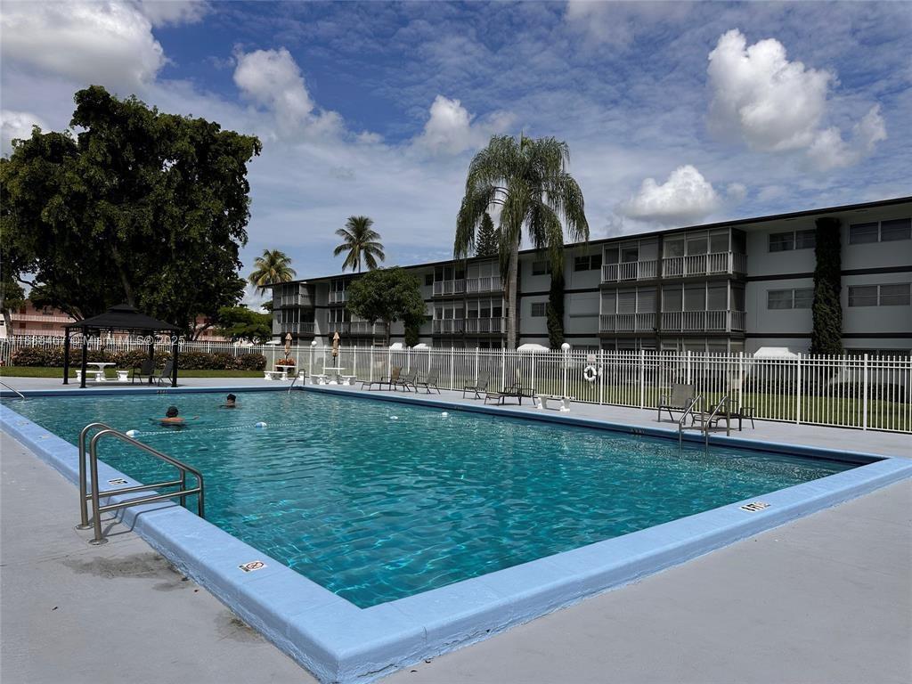 HILLCREST COUNTRY CLUB AP - Residential