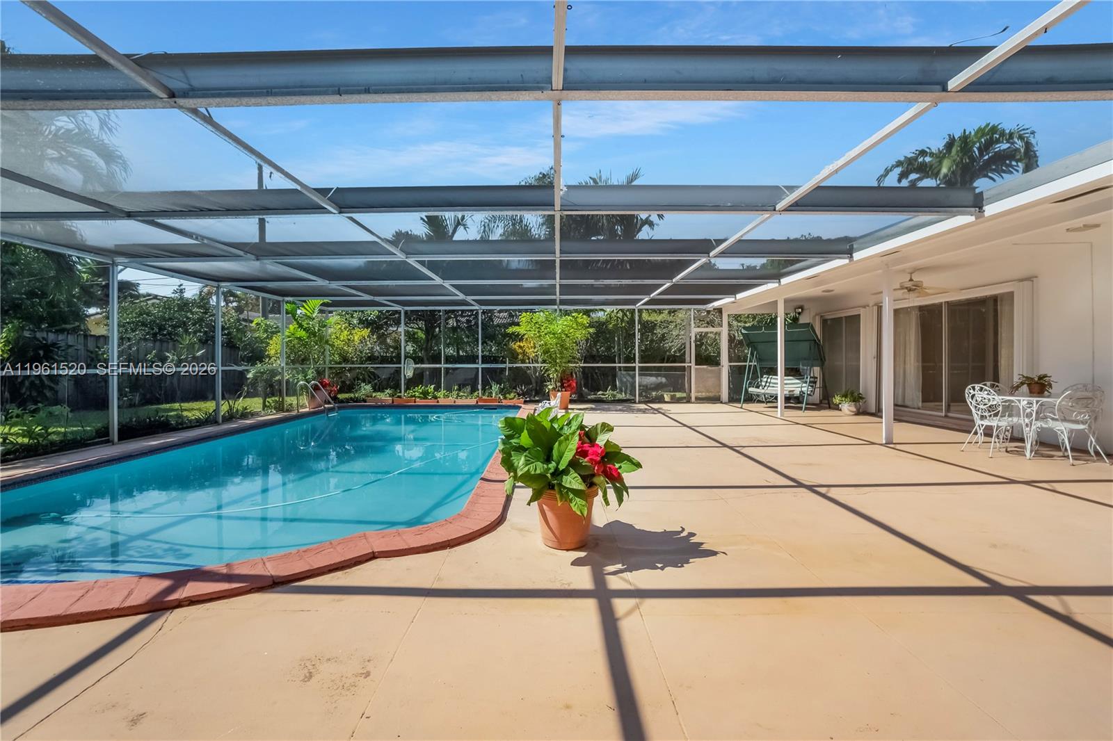 HOLLYWOOD HILLS - Residential