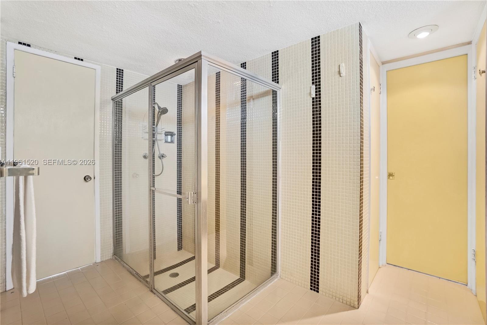 HOLLYWOOD HILLS - Residential