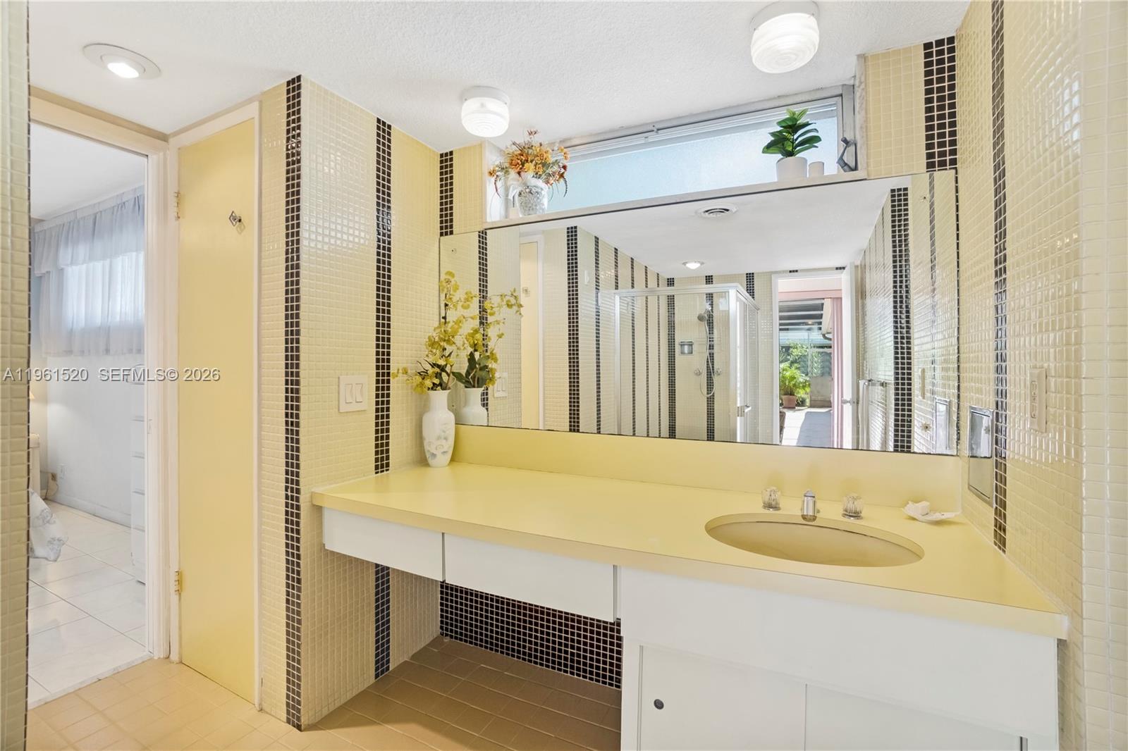 HOLLYWOOD HILLS - Residential