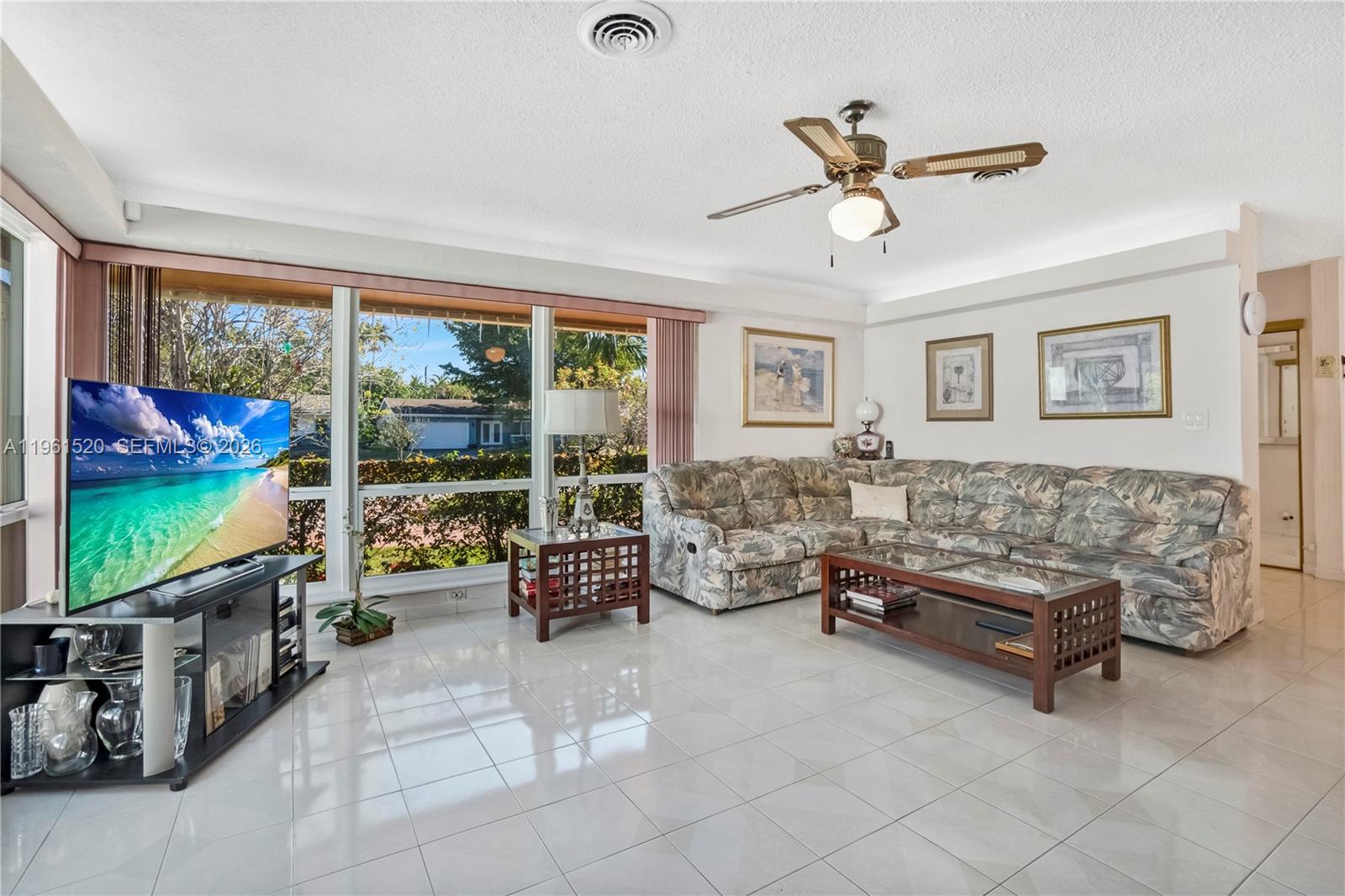 HOLLYWOOD HILLS - Residential