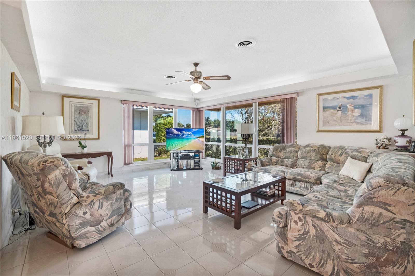 HOLLYWOOD HILLS - Residential