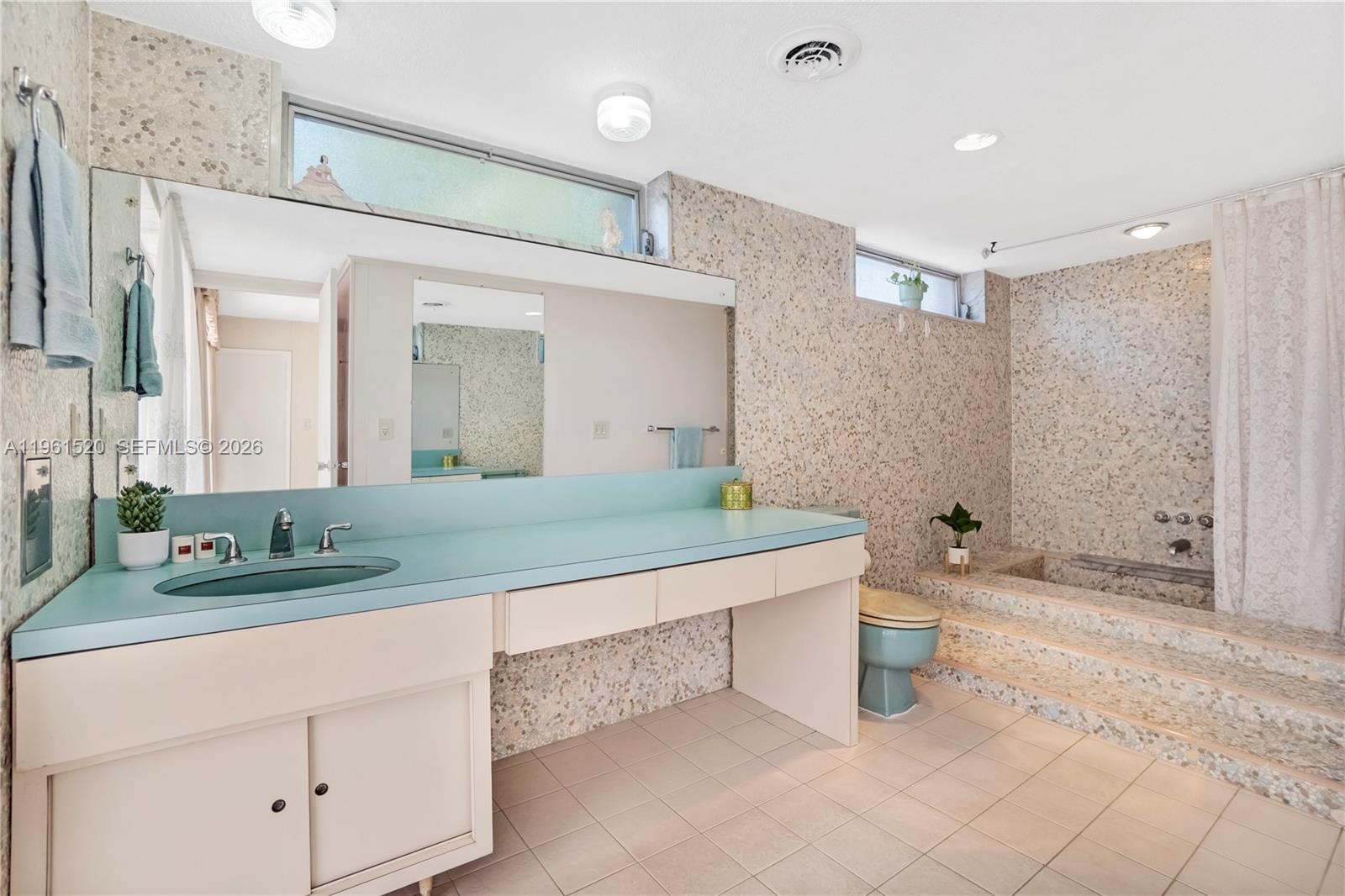 HOLLYWOOD HILLS - Residential