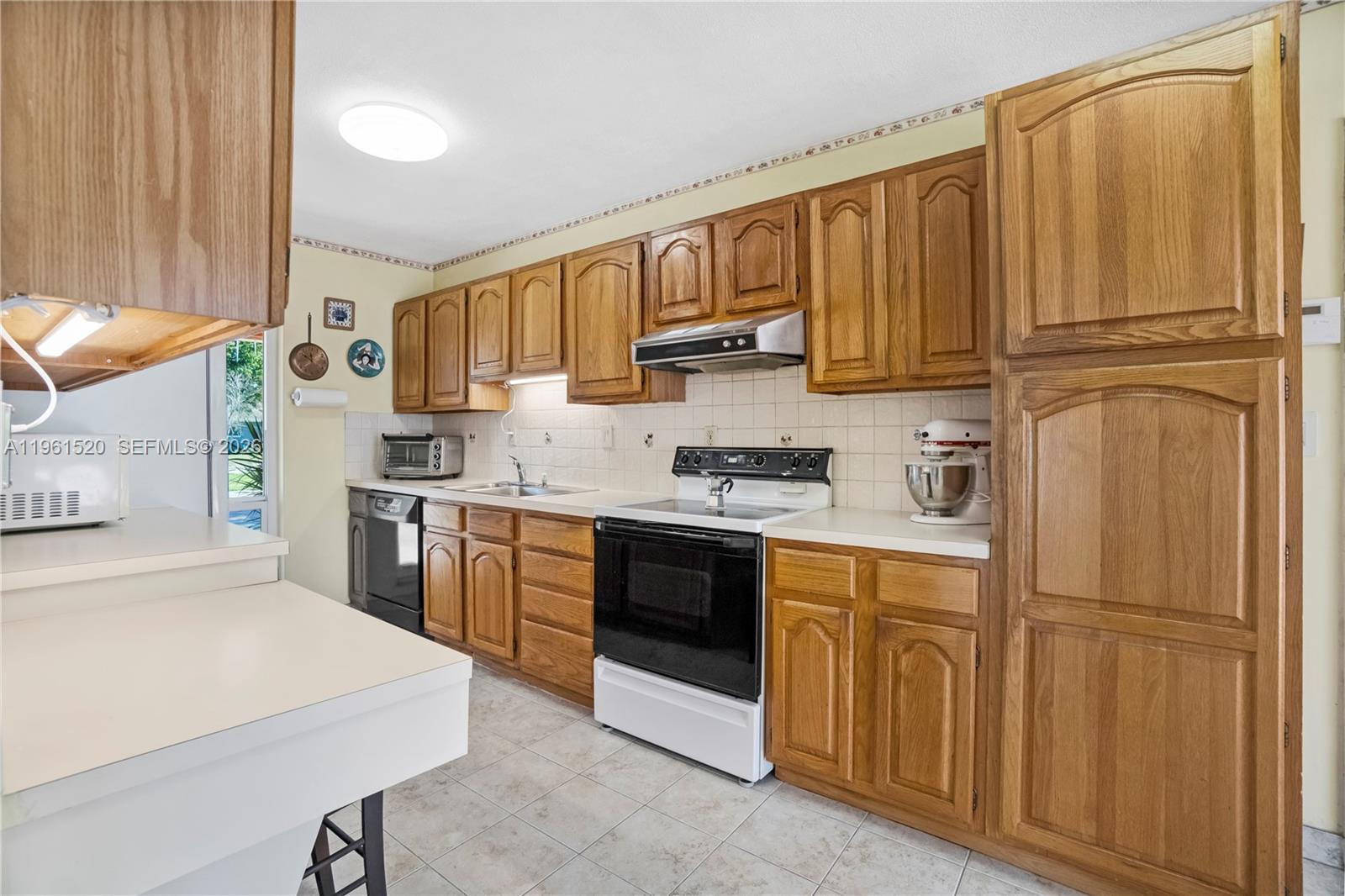 HOLLYWOOD HILLS - Residential