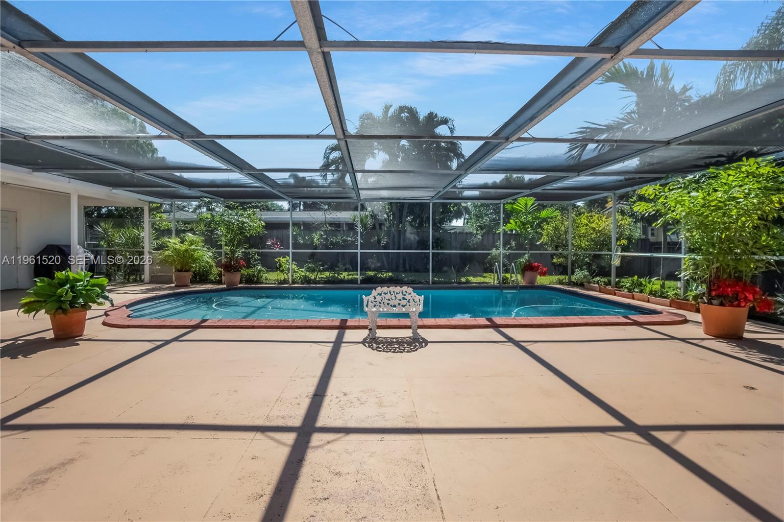 HOLLYWOOD HILLS - Residential