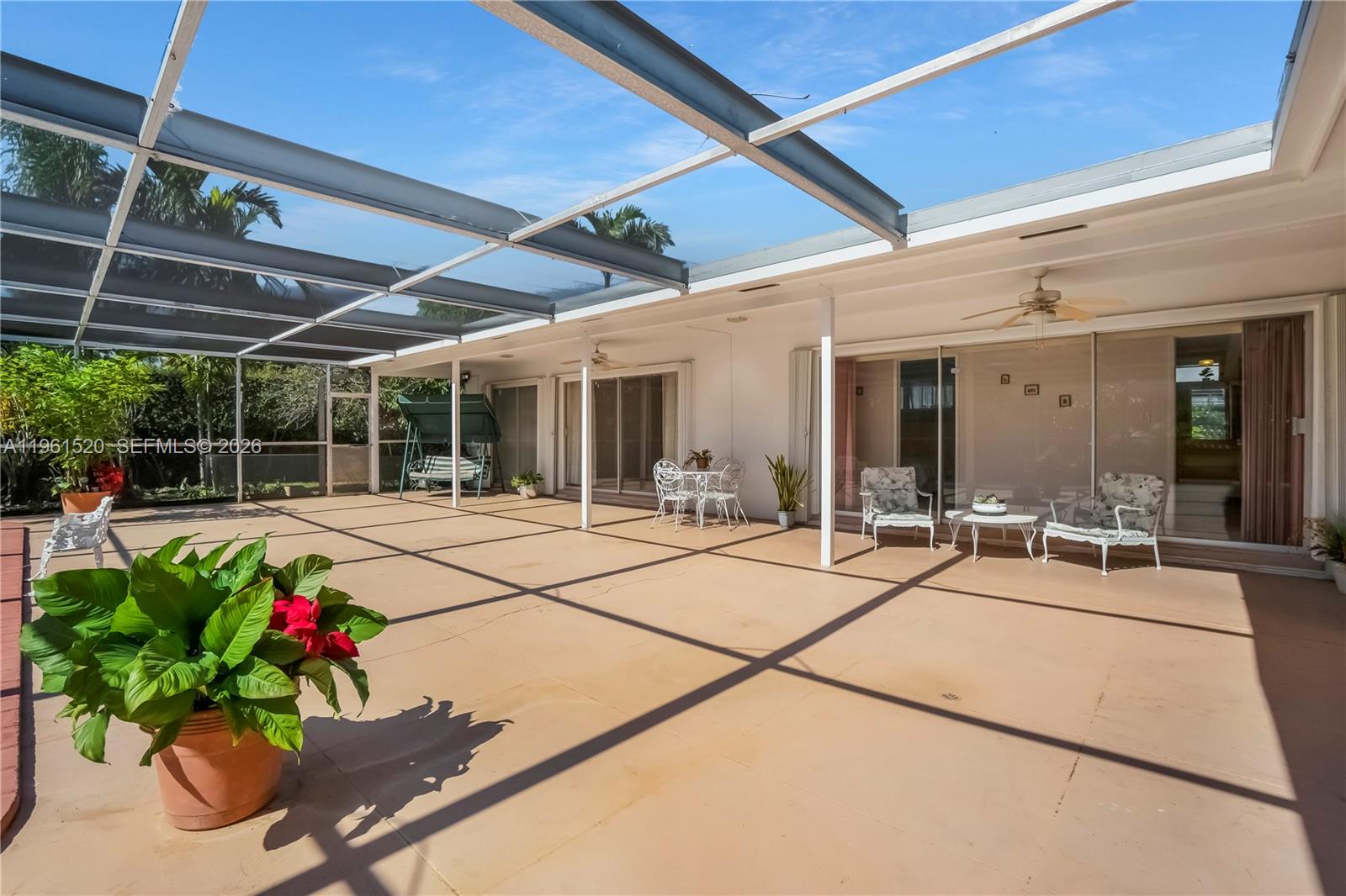 HOLLYWOOD HILLS - Residential